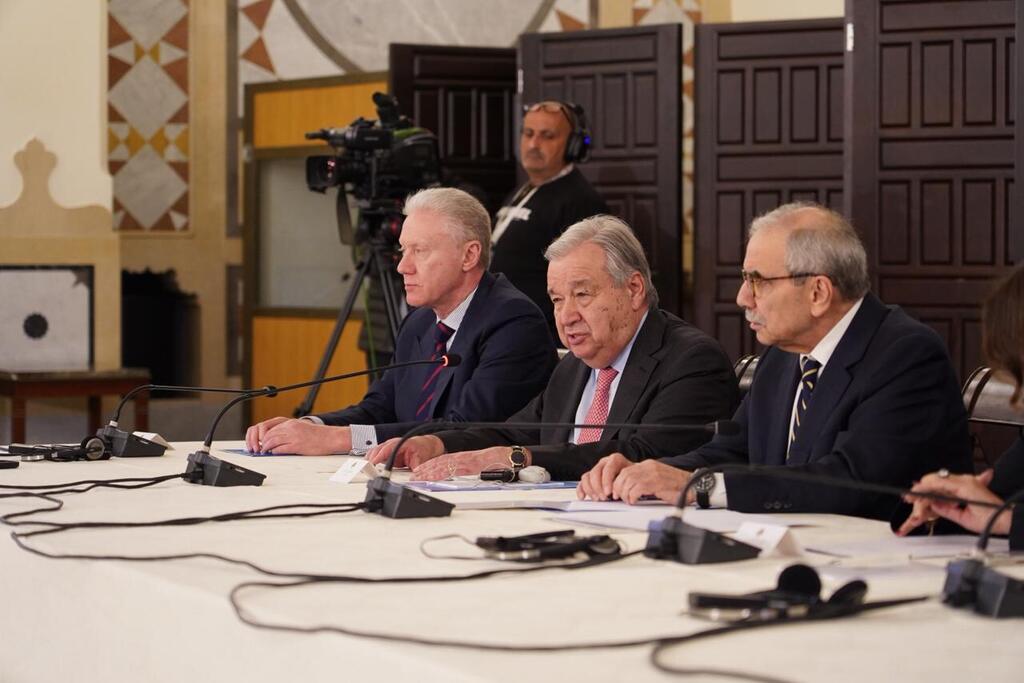 الأمين العام للأمم المتحدة أنطونيو غوتيريش (في الوسط)، ونواف سلام رئيس وزراء لبنان (على اليمين) خلال إطلاق النداء الإنساني العاجل للبنان.